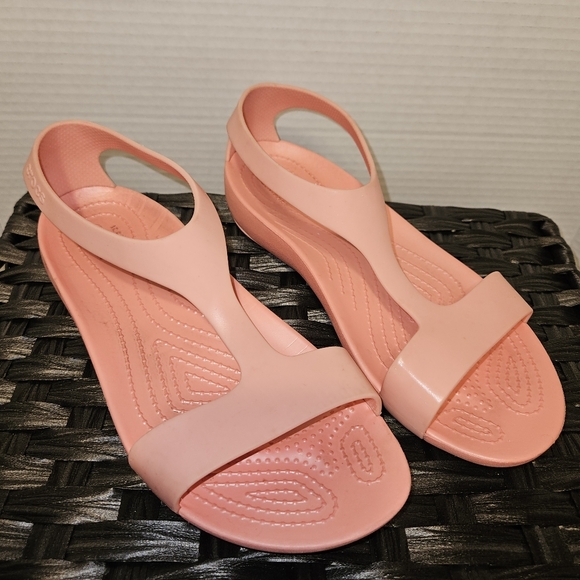 Crocs Serena Sandals Women's Size 7 Pink Open Toe Beach Summer - Picture 1 of 5